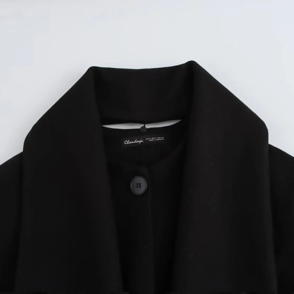 Women's long coat with artificial fur collar in polyester fabric, street fashion style with pockets