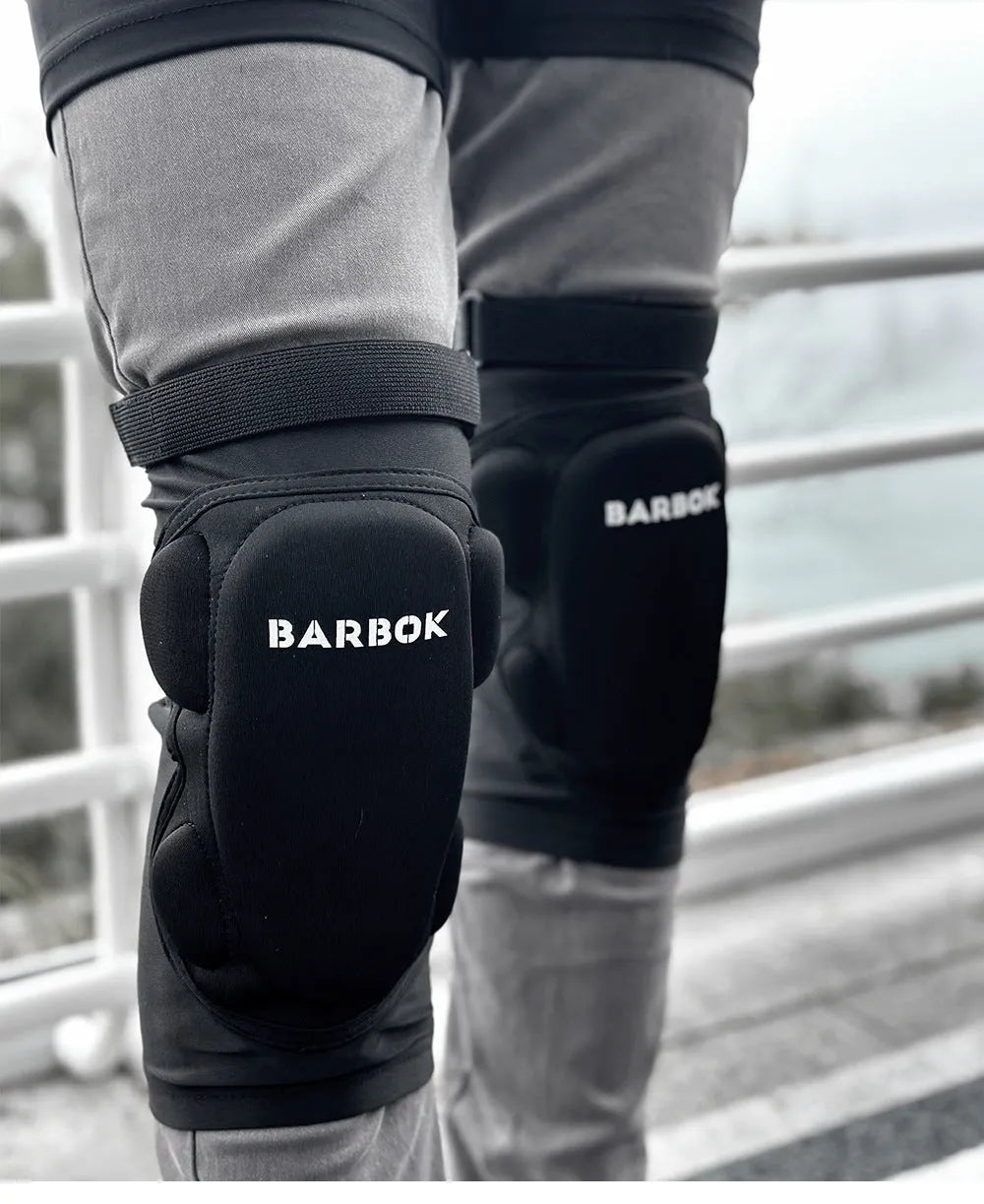 Black spandex hip protection pad pants with built-in grey NBR shock-absorbing pads for skating and skiing