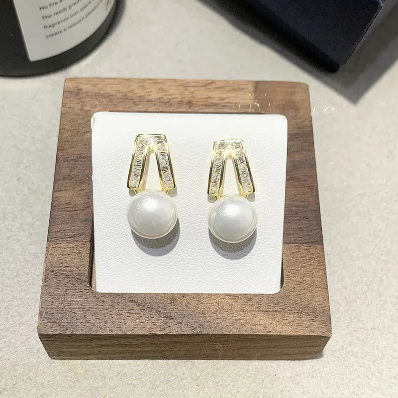 Set of three French retro minimalist faux pearl clip-on earrings in gold and silver tones