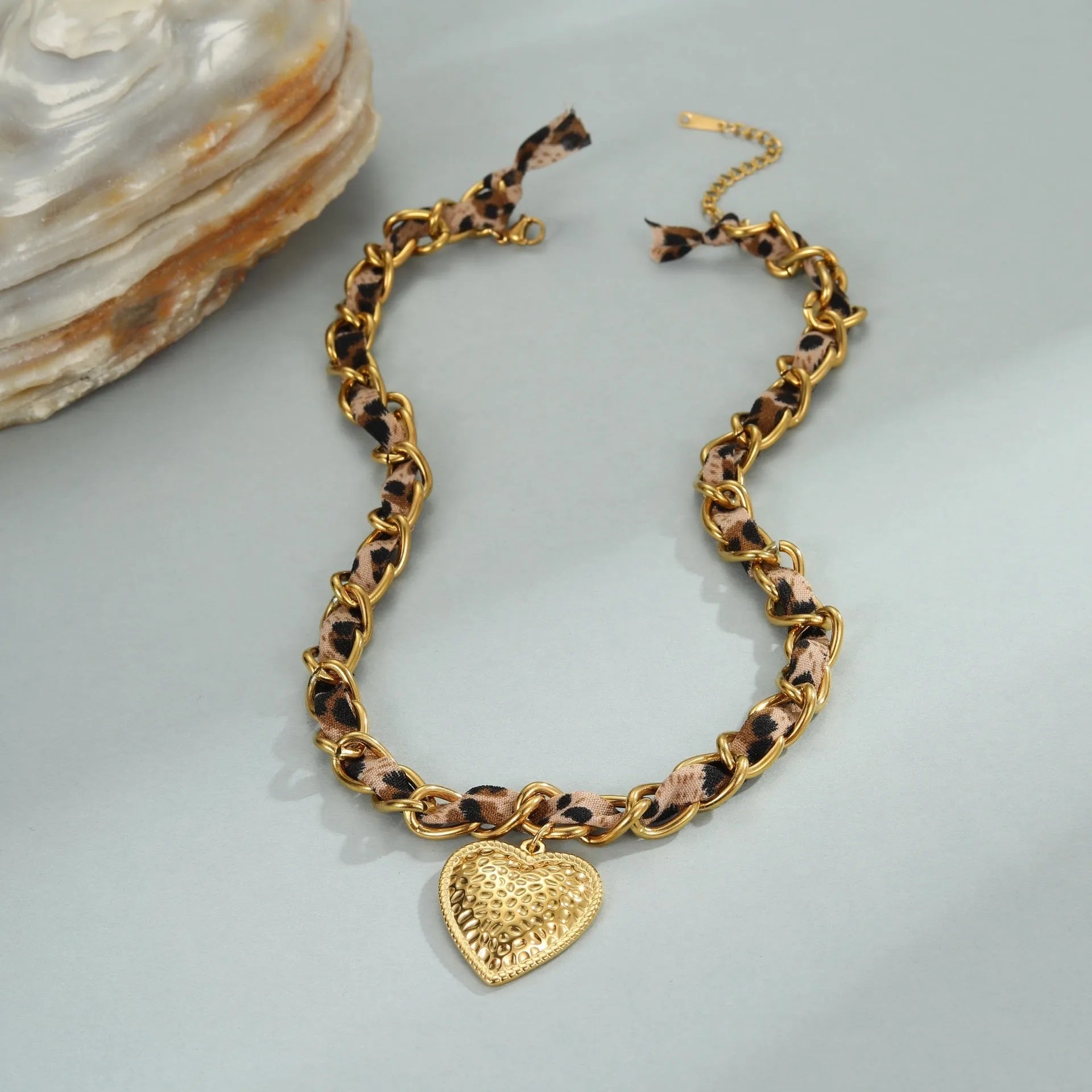 Leopard love geometric pendant on a stainless steel chain, 18K electroplated, with adjustable 41-50cm length.