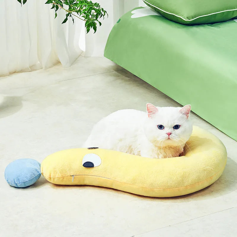 Blue or yellow rectangular pet pillow measuring 62 cm by 39 cm for small dogs and cats.