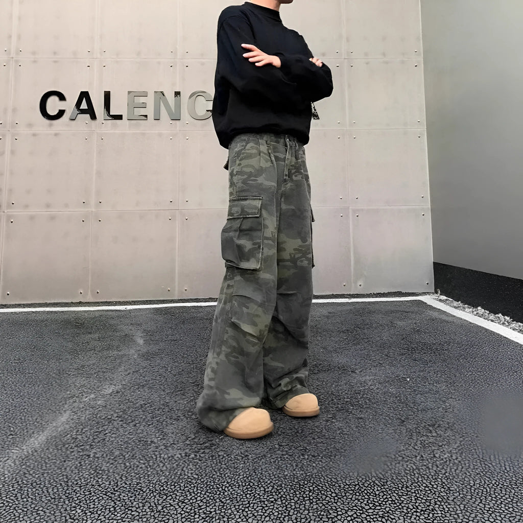 Korean-style camouflage cargo trousers in cotton-blend fabric with multiple pockets.