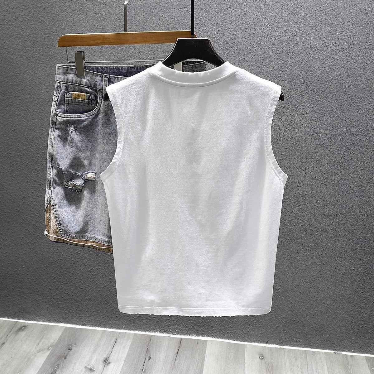 Solid colour loose fitness sleeveless cotton t-shirt in white or black with straight hem design