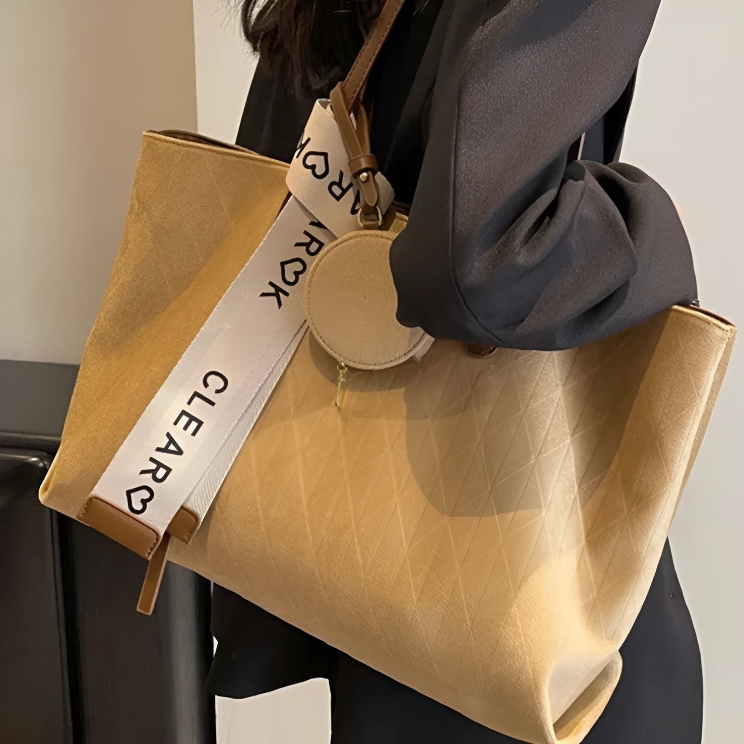 Large capacity polyester tote shoulder bag in horizontal square design with zipper compartment