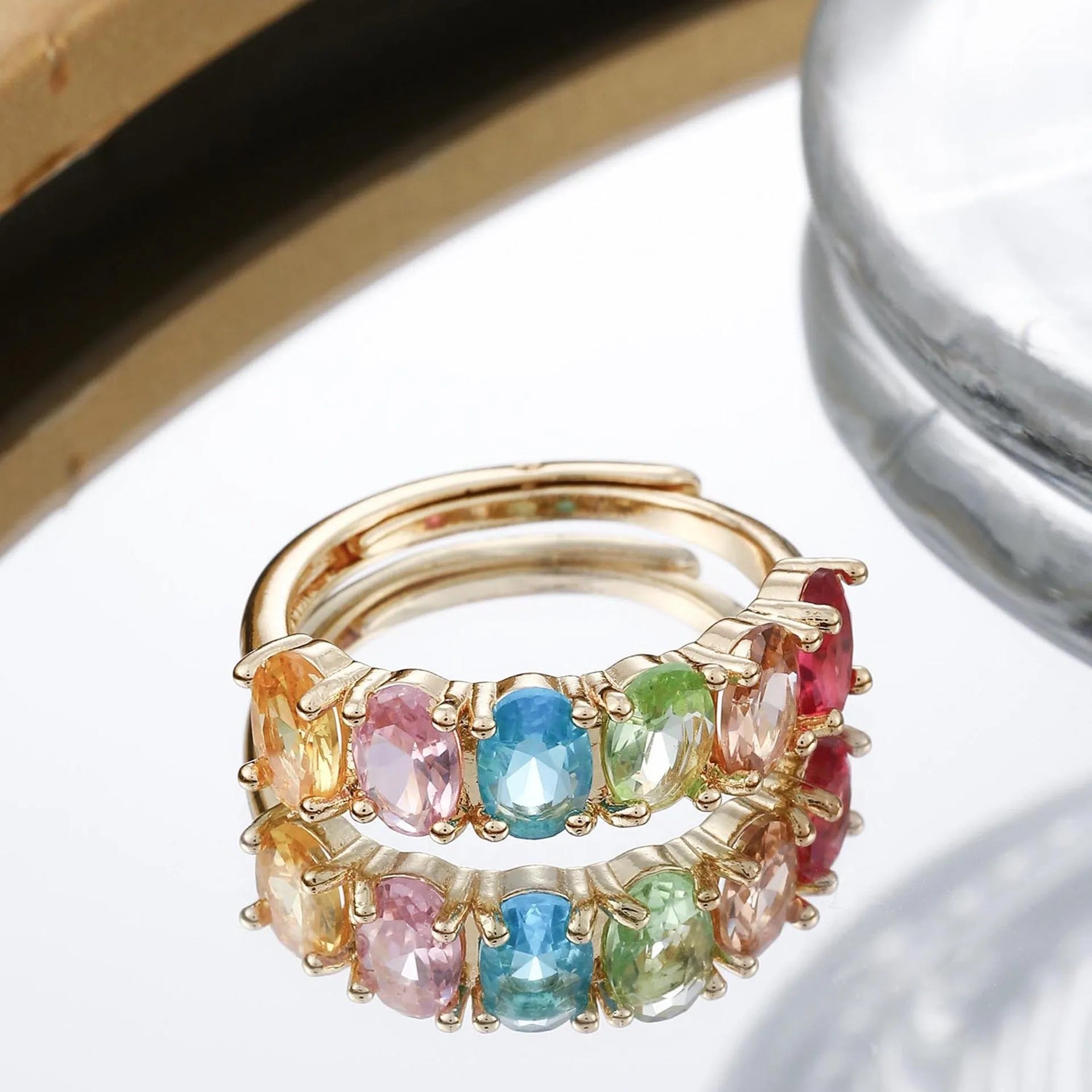Gold-coloured adjustable zircon ring with a retro design on a copper band.
