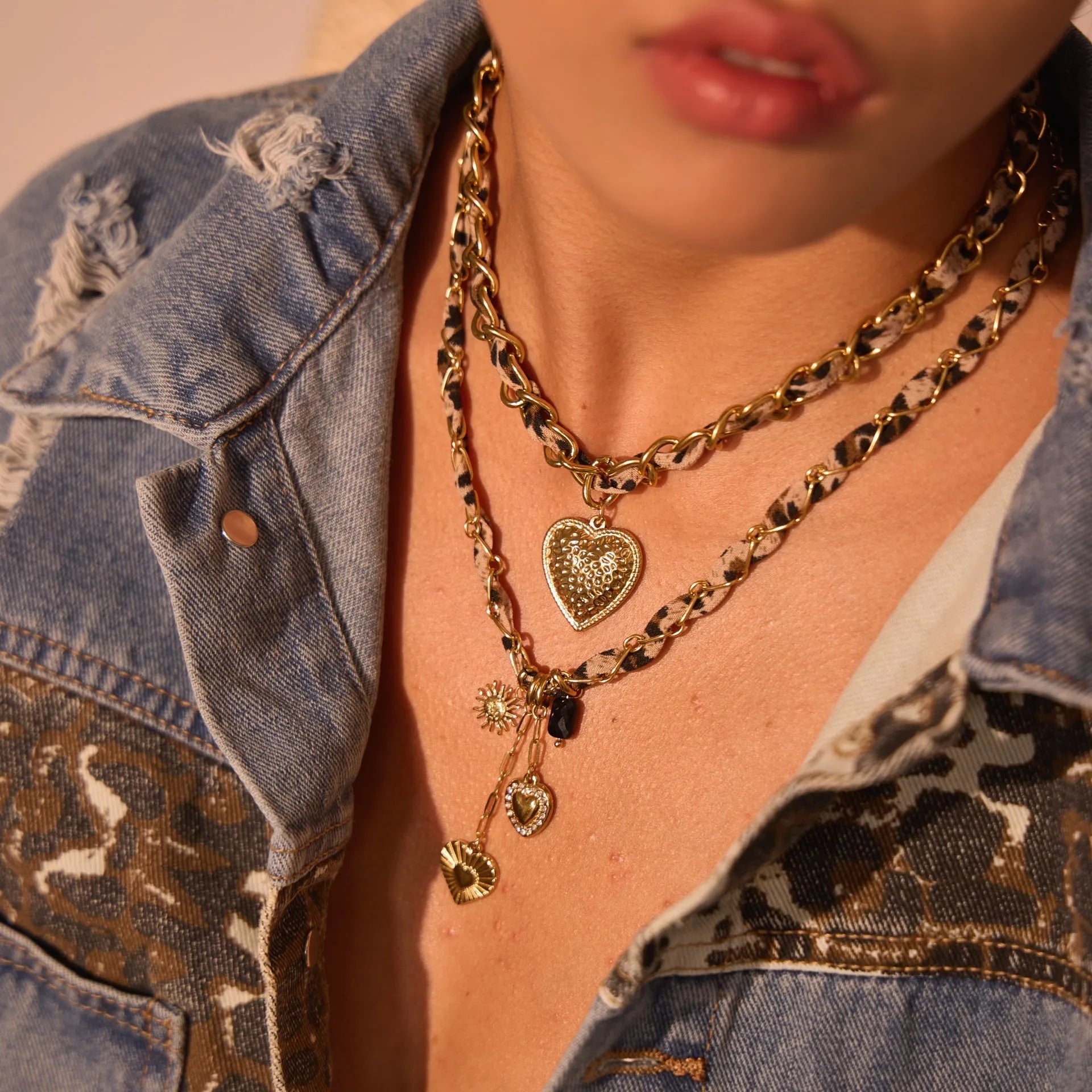 Leopard love geometric pendant on a stainless steel chain, 18K electroplated, with adjustable 41-50cm length.