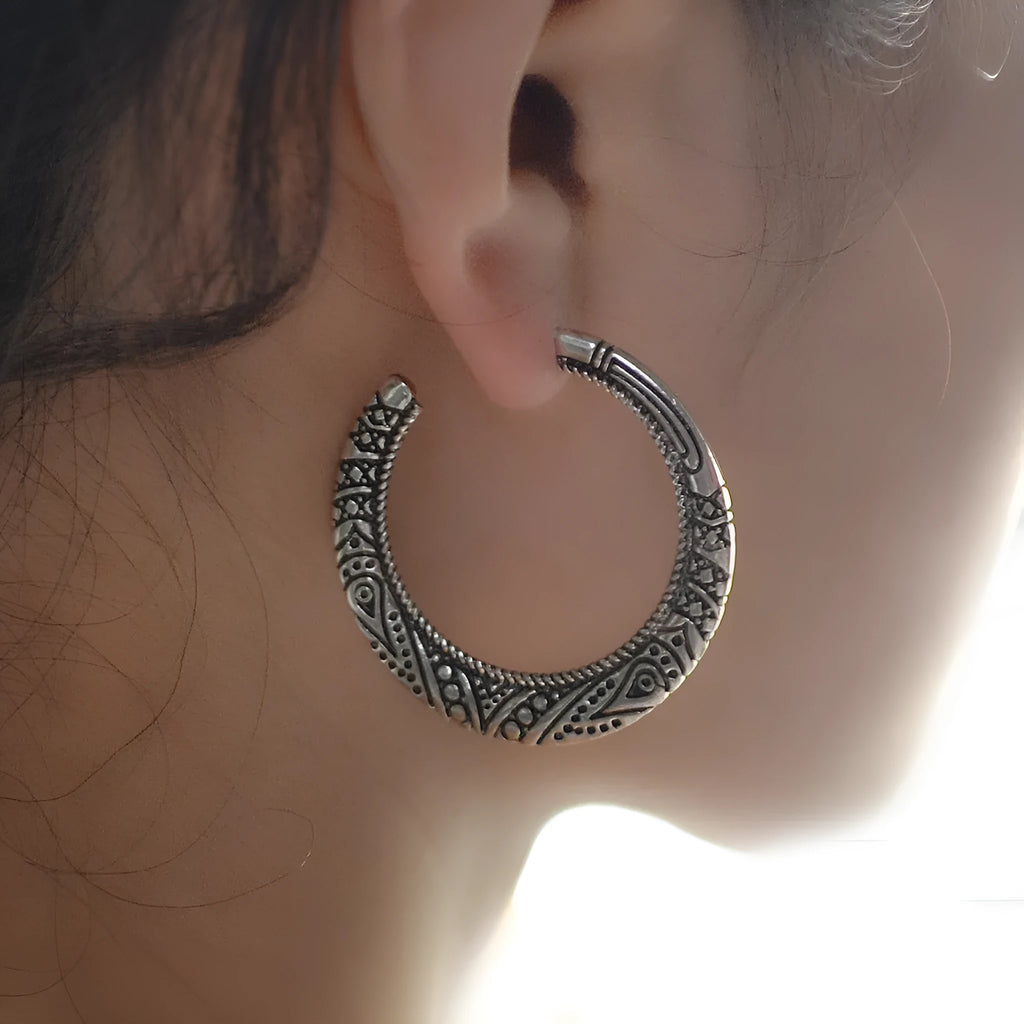 C-shaped vintage engraving earrings in bronze and silver alloy colours