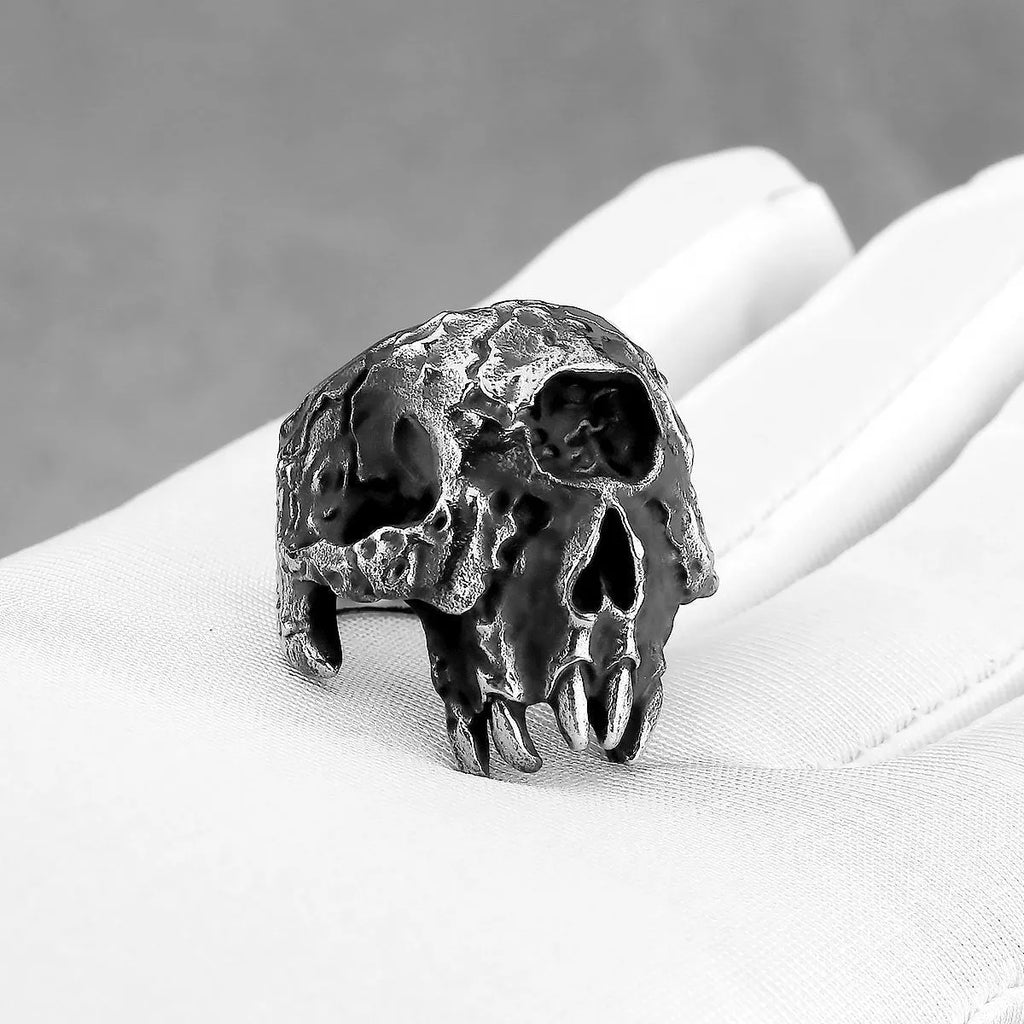Alloy skull finger ring with one-eyed design and electroplated finish in dark retro style.