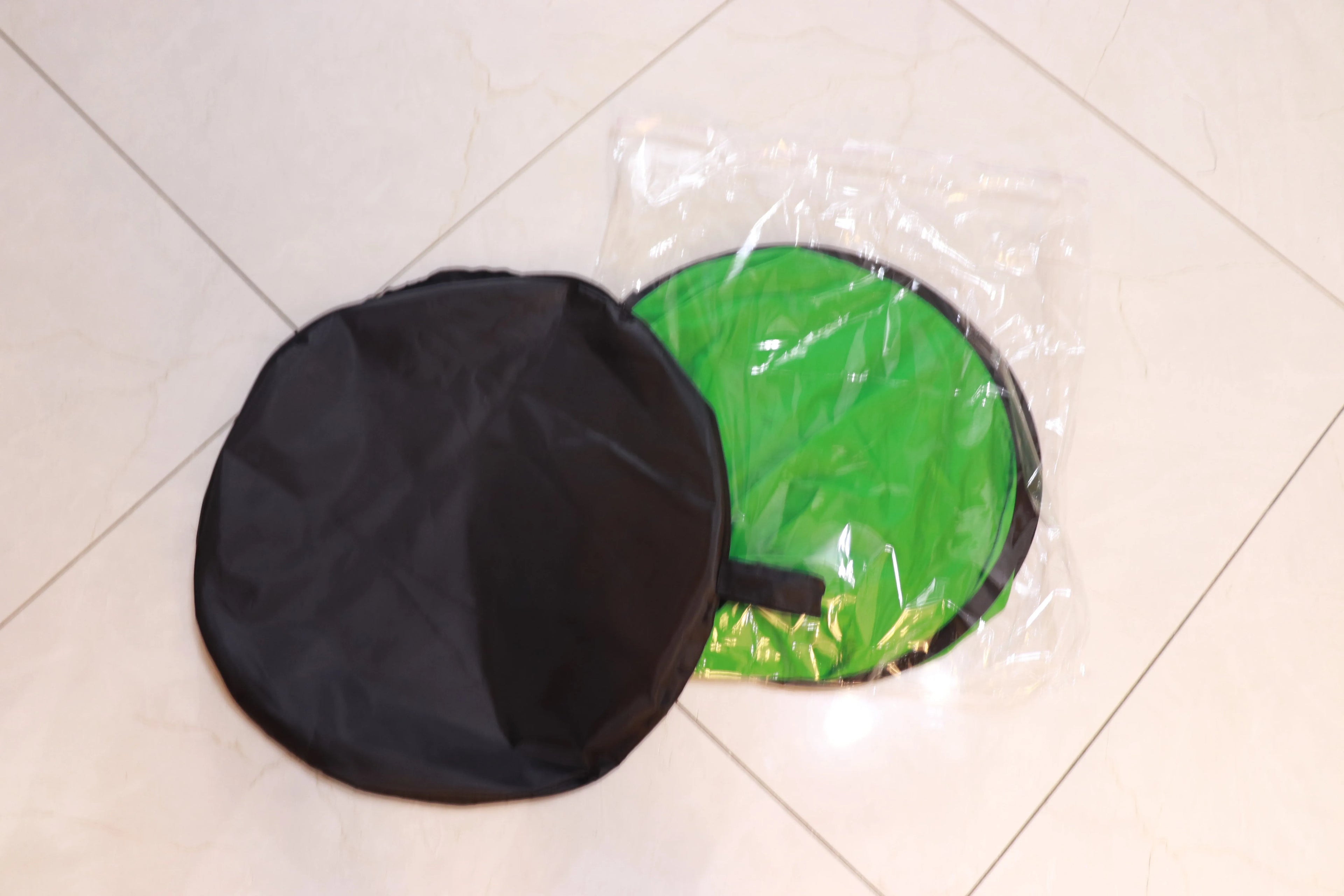 Foldable reflector for chair photography in green nylon with steel spring frame, 150x200cm