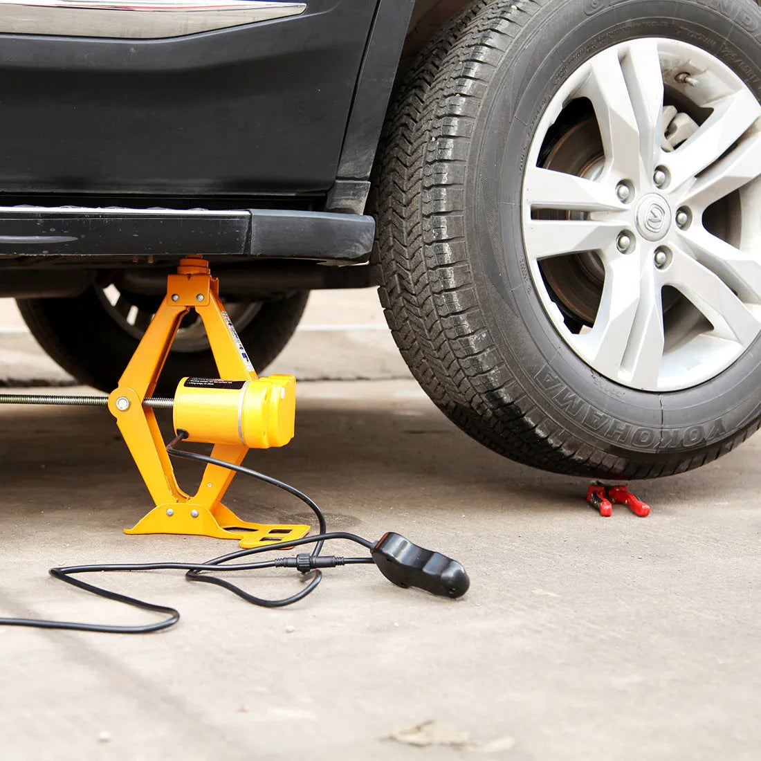 TY002 electric vehicle jack kit with 2 tonne capacity shown next to car tyre