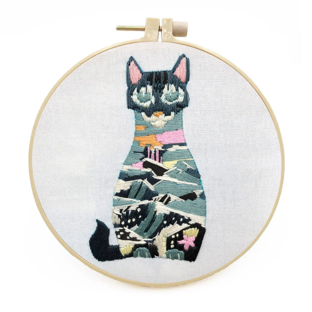 DIY three-dimensional European cross stitch embroidery kit featuring cat designs on cotton fabric with embroidery hoop