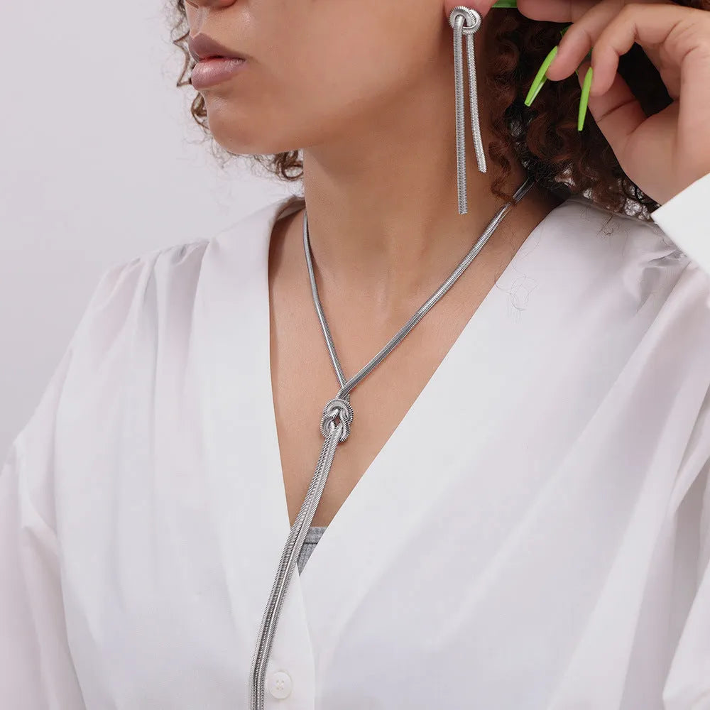 Gold electroplated titanium steel necklace and earrings set with tassel details