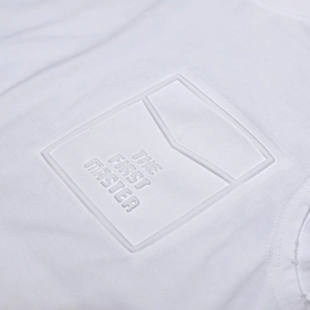 Solid colour loose fitness sleeveless cotton t-shirt in white or black with straight hem design