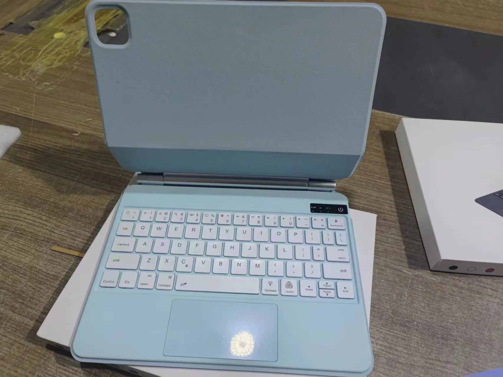 Bluetooth wireless keyboard with magnetic protective cover for iPad Pro and iPad Air in various colours