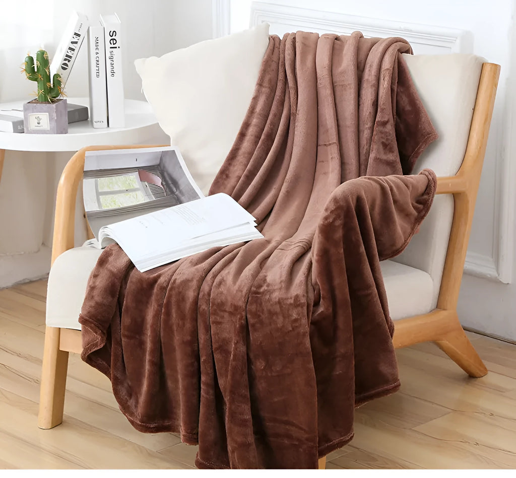 Solid colour polyester flannel blanket in big red, lying flat on a surface
