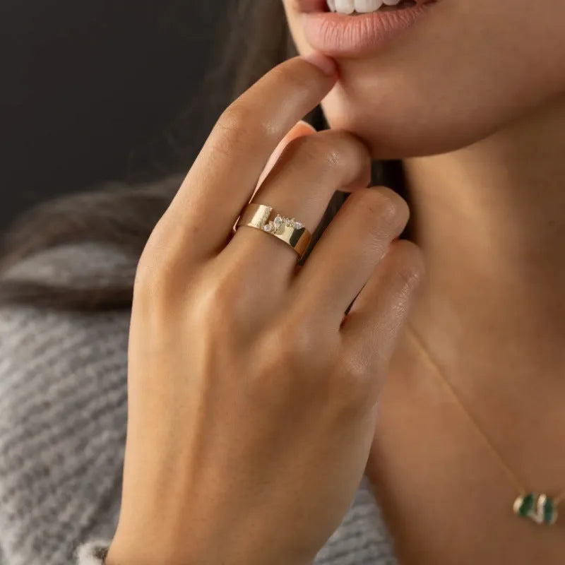 Gold-colour women's ring with zircon stone on electroplated copper band