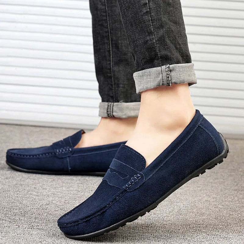 Men's suede loafers in black with round toe and flat rubber sole