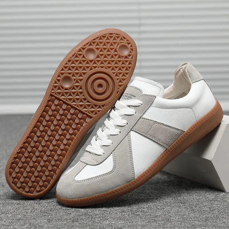 White Japanese-style retro low-top unisex sneakers with round toe and flat rubber sole on a plain background.