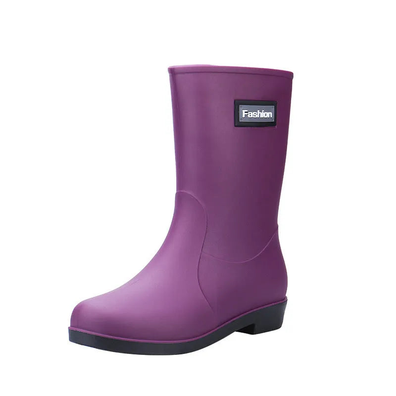 Women's mid-calf PVC rain boots in black colour with low heel