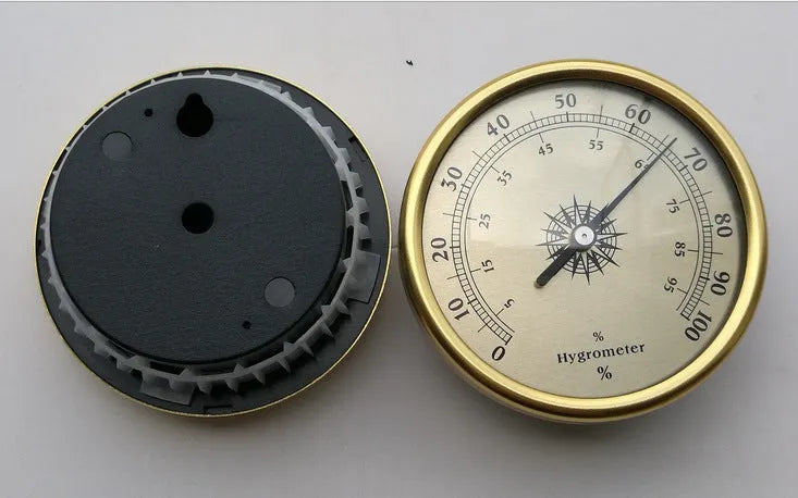 Analogue thermometer and hygrometer with aluminium outer ring and dial for indoor climate monitoring