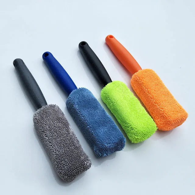Microfiber long handle tire brush with blue head, 27 x 5 cm, for car wheel cleaning