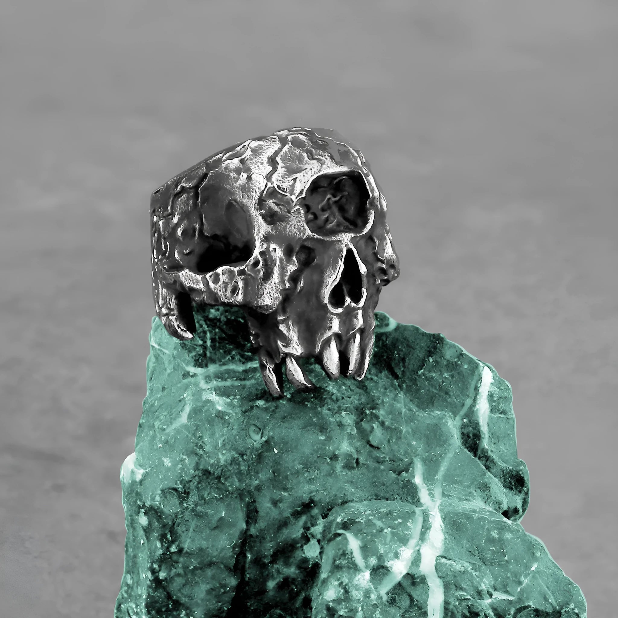 Alloy skull finger ring with one-eyed design and electroplated finish in dark retro style.