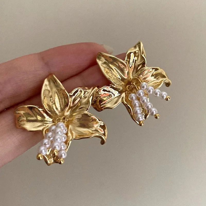 Gold H1795 colour flower-shaped pearl drop earrings for women, metal construction.