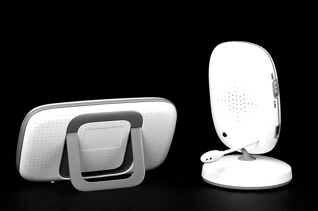 VB603 digital baby monitor with handheld colour screen and wireless camera with night vision.