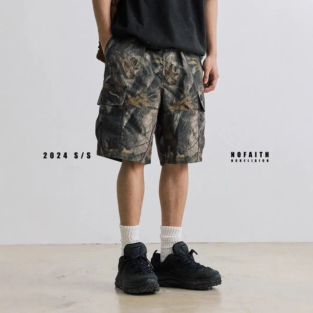 Man wearing loose straight-leg denim shorts with an elastic waistband in army green colour.
