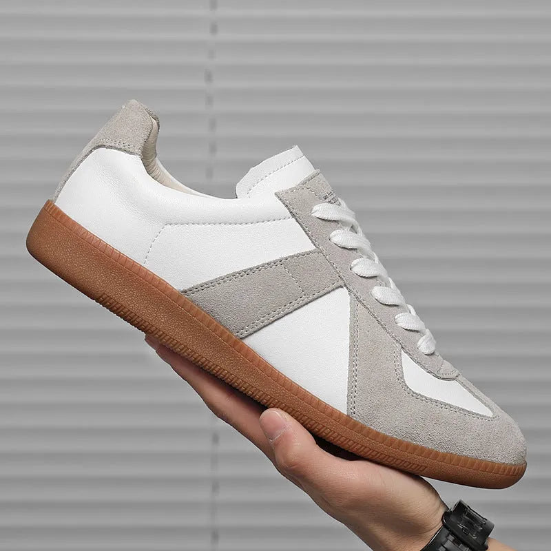 White Japanese-style retro low-top unisex sneakers with round toe and flat rubber sole on a plain background.