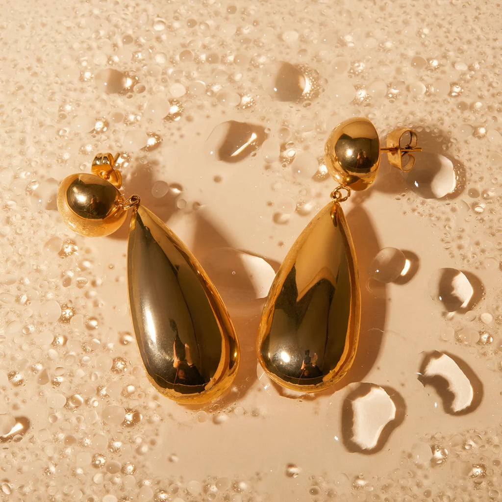 Gold-coloured stainless steel earrings with geometric water drop pendant and hemisphere design