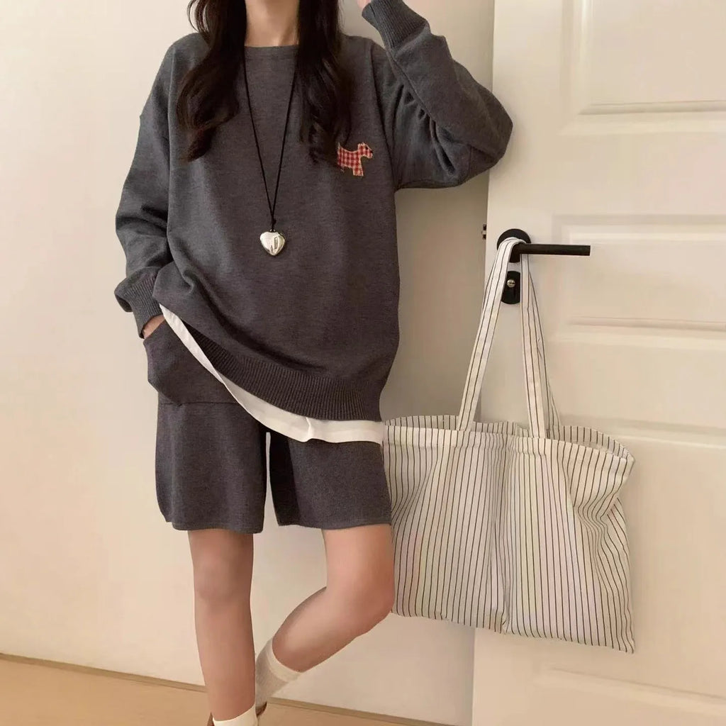 Women's knitted sweater and shorts suit with animal embroidery in imitation cashmere fabric