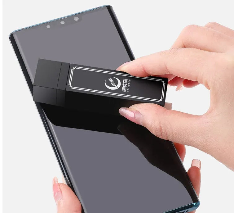 40 disposable screen cleaner sheets for mobile phones in black storage pouch