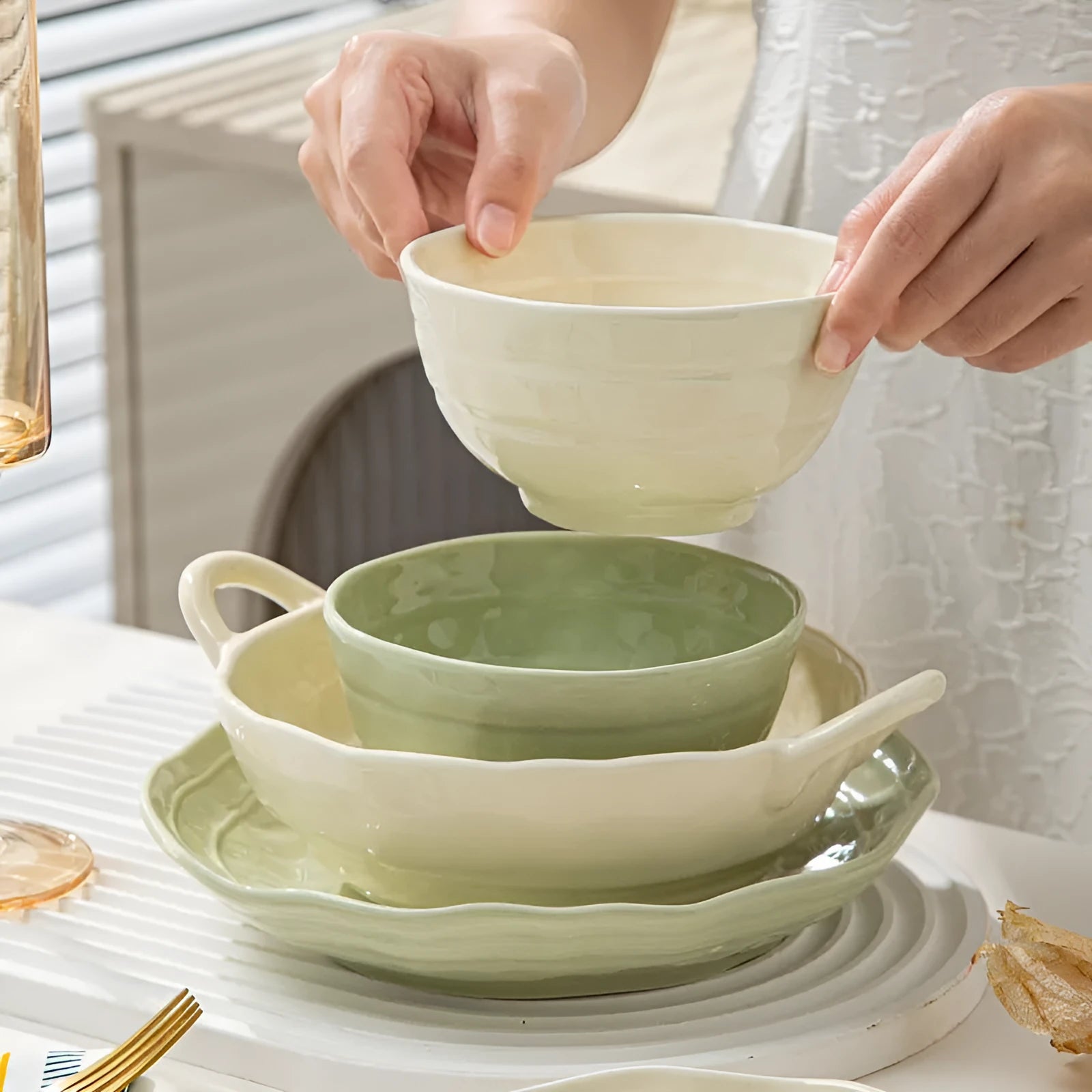 Seven-piece solid colour ceramic tableware set in a gift box, modern simple design.