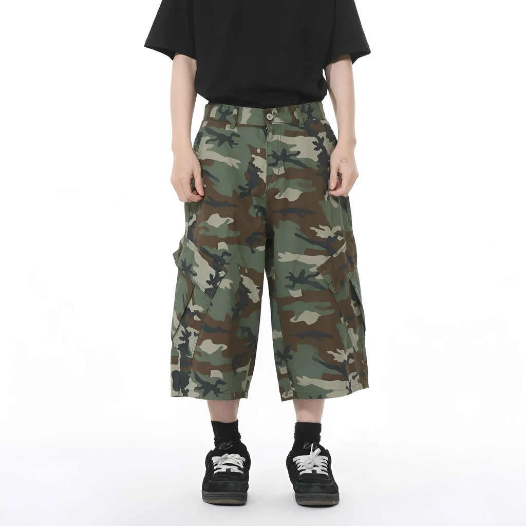 Men's camouflage cotton cropped jeans with wide leg fit and side stitching detail