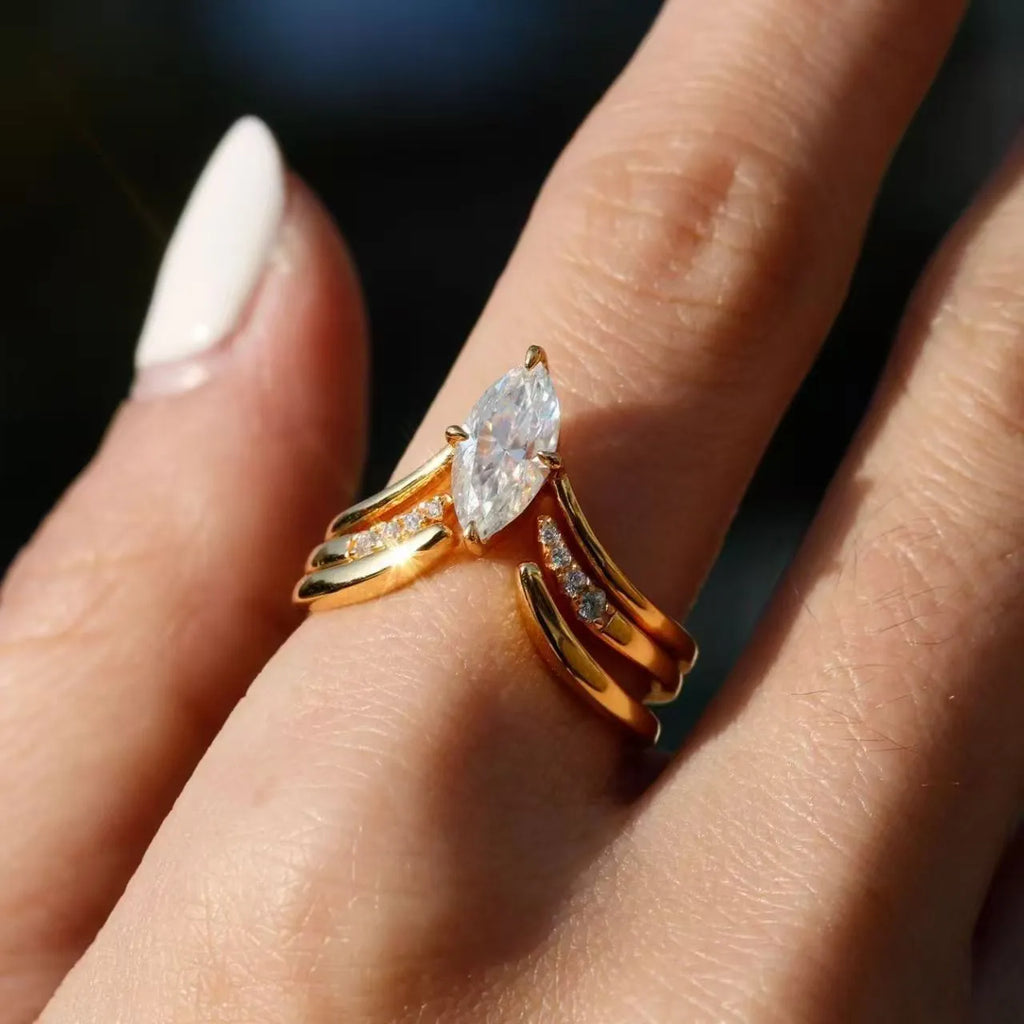 Gold zinc alloy geometric ring set with inlaid horse eye motif for women
