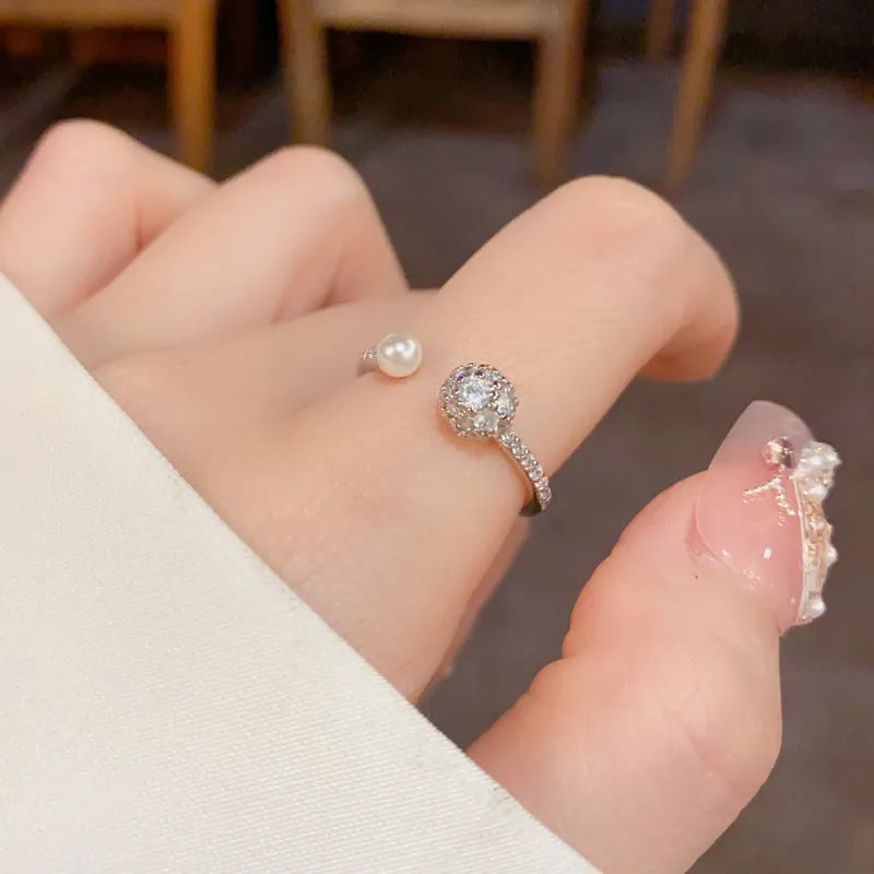 Open-end pearl ring with round zircon in gold plating on geometric copper band