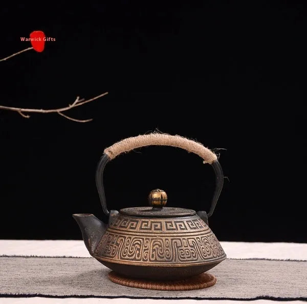 Cast iron teapot with Japanese-style decorative pattern and 0.9-litre capacity for brewing tea
