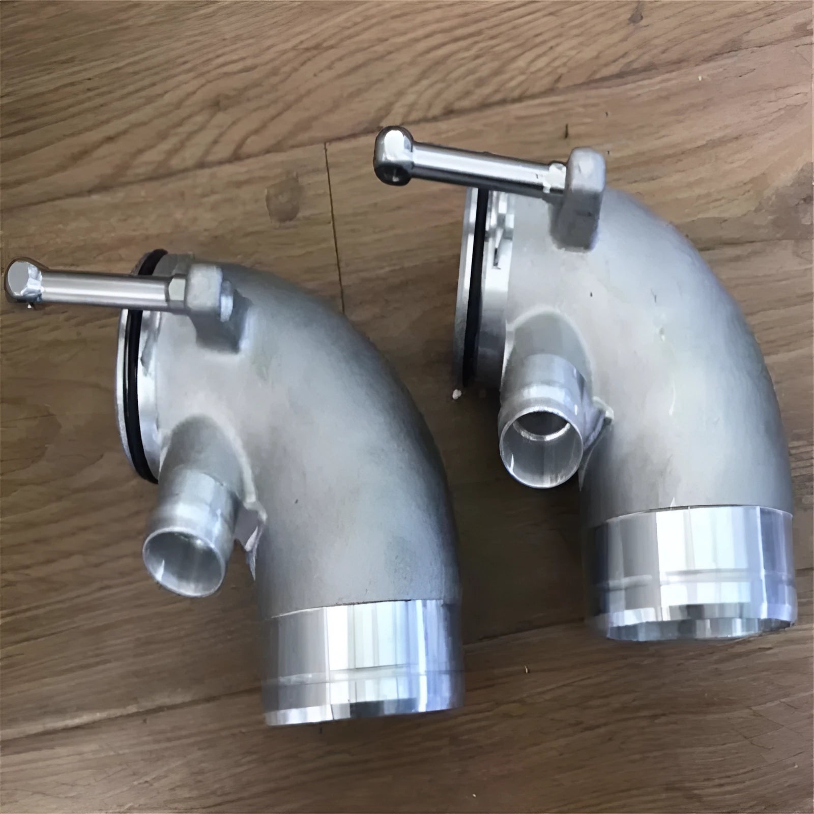 Aluminium alloy 90-degree turbine pipe elbow for automotive lateral engine turbo systems