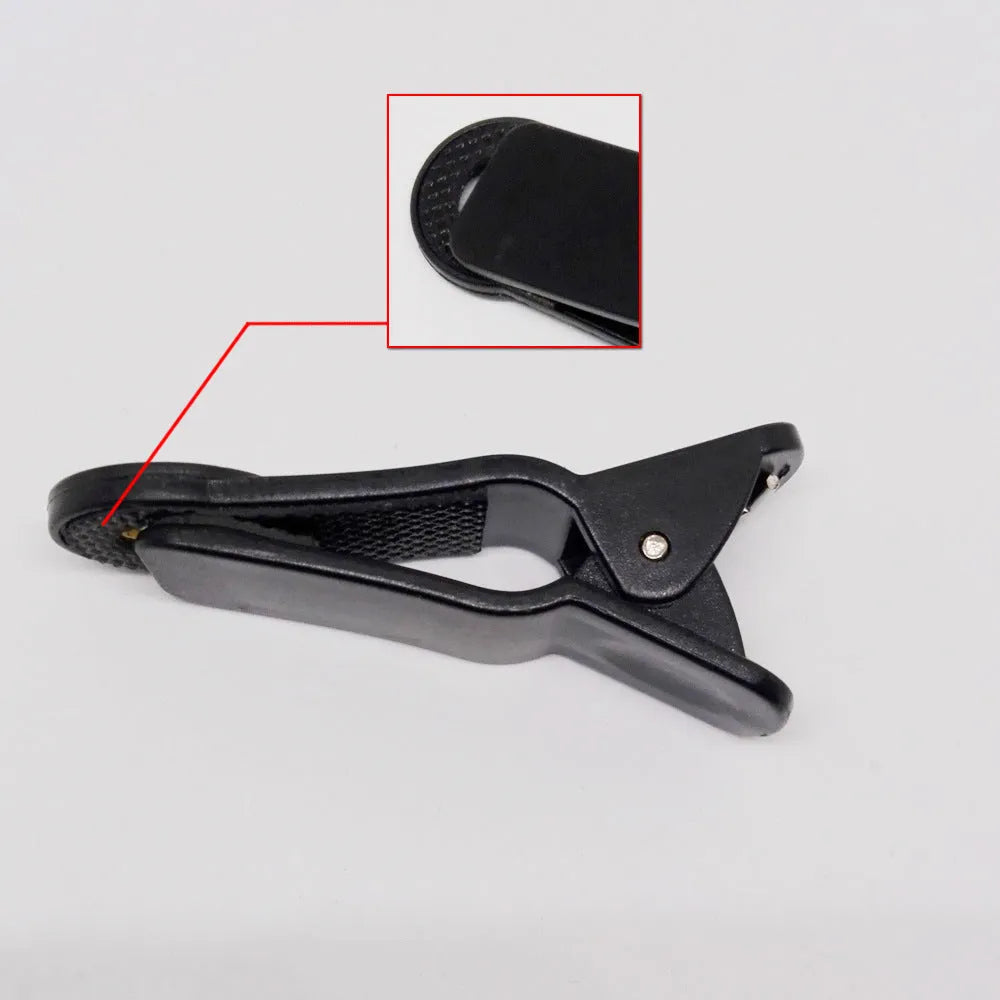 12 times telescopic zoom mobile phone lens with universal collar clip attached for iPhone and Android.