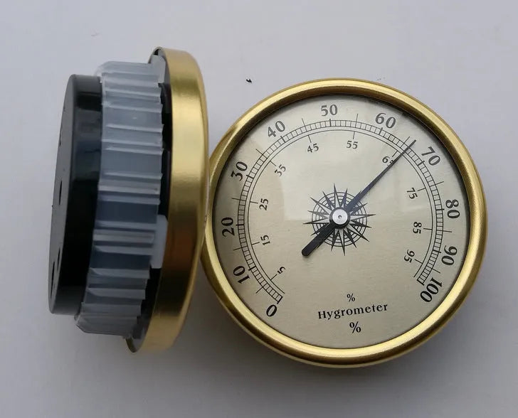 Analogue thermometer and hygrometer with aluminium outer ring and dial for indoor climate monitoring