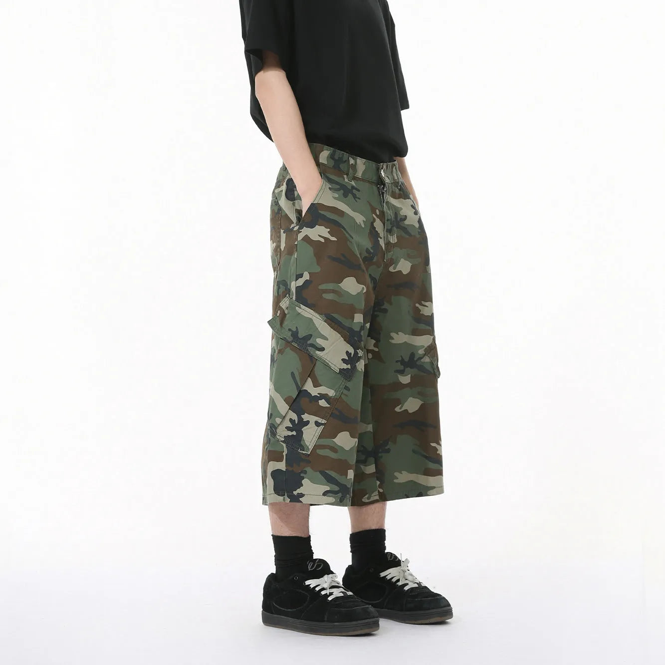 Men's camouflage cotton cropped jeans with wide leg fit and side stitching detail