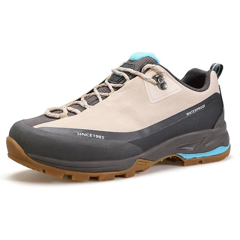 Men's low-top hiking boots with leather mesh upper and round toe design in black colour