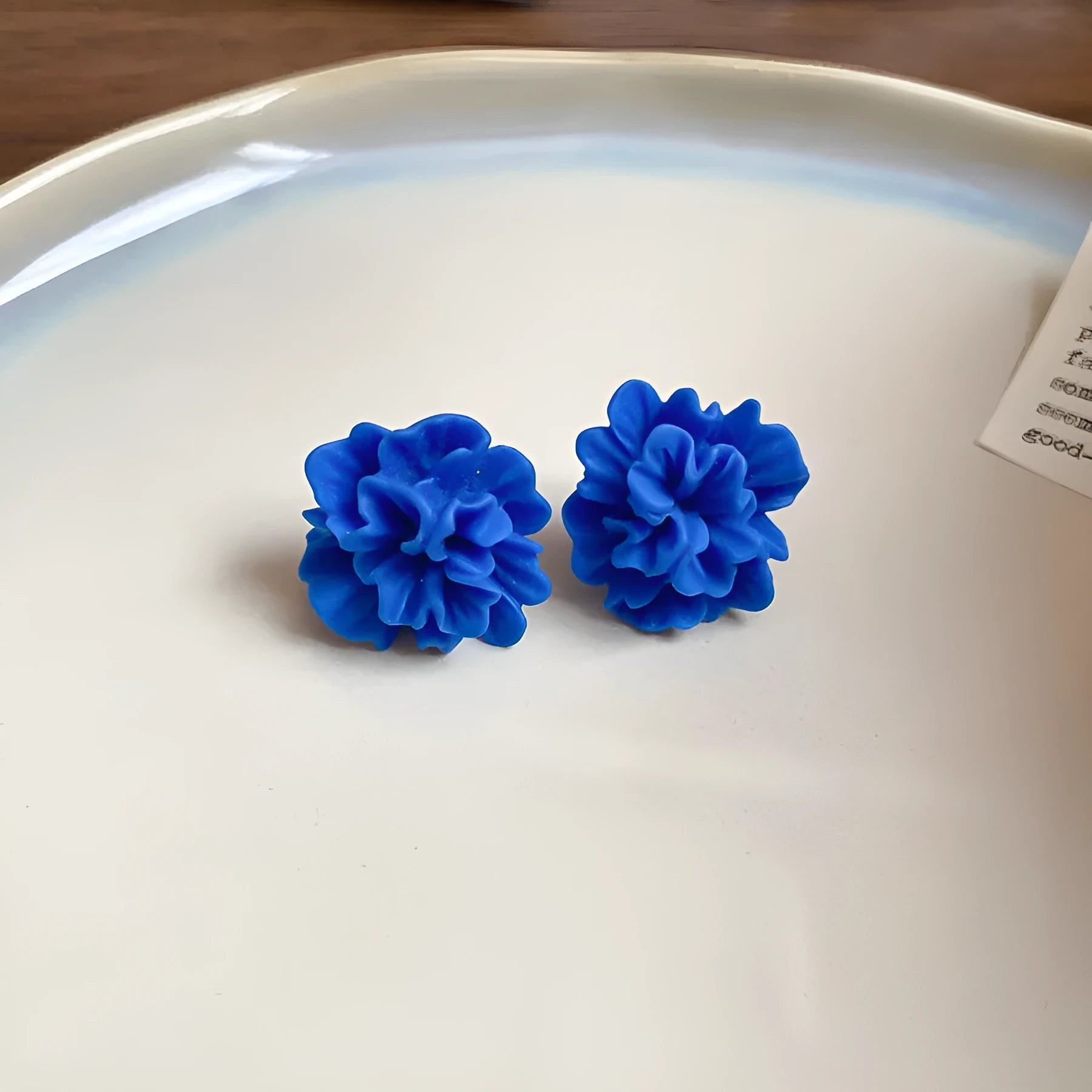 Women's geometric cloth earrings with silver needle and blue resin flower decorative details