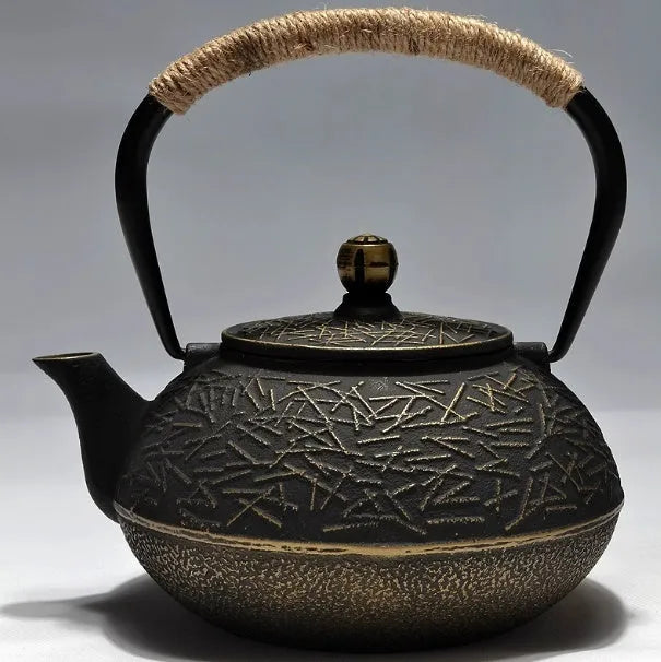 Cast iron teapot with Japanese-style decorative pattern and 0.9-litre capacity for brewing tea