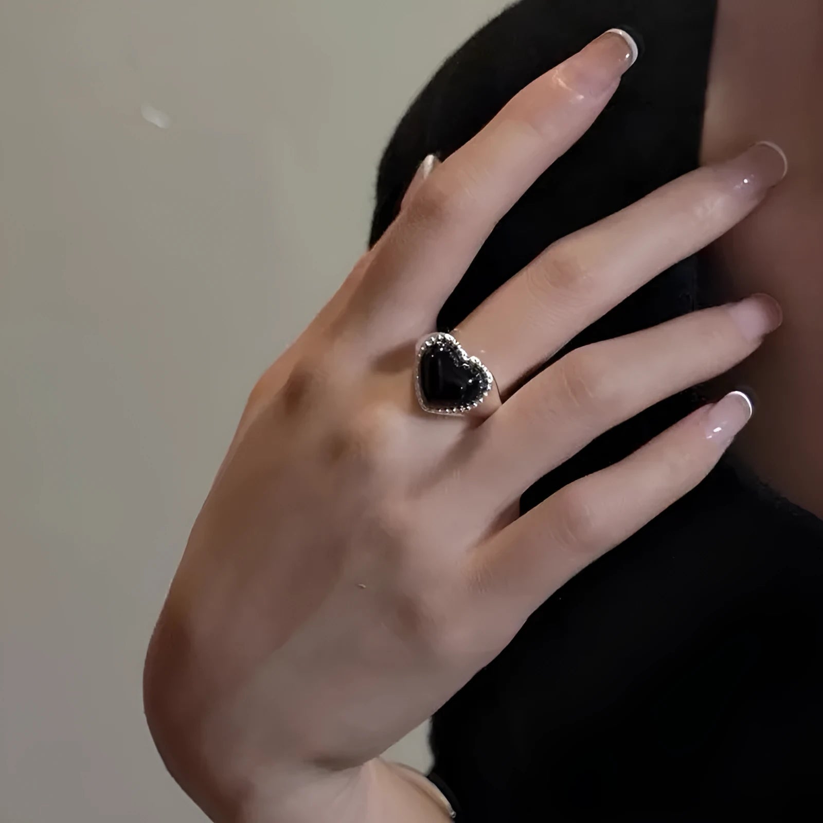 S925 sterling silver heart agate ring with adjustable open-mouth design in black colour
