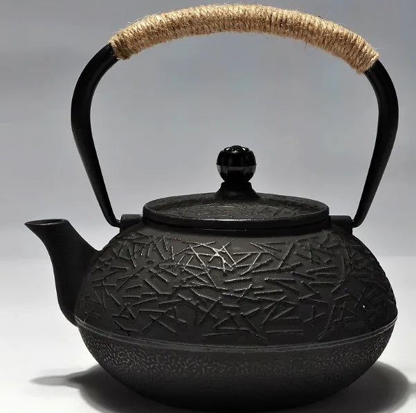Cast iron teapot with Japanese-style decorative pattern and 0.9-litre capacity for brewing tea