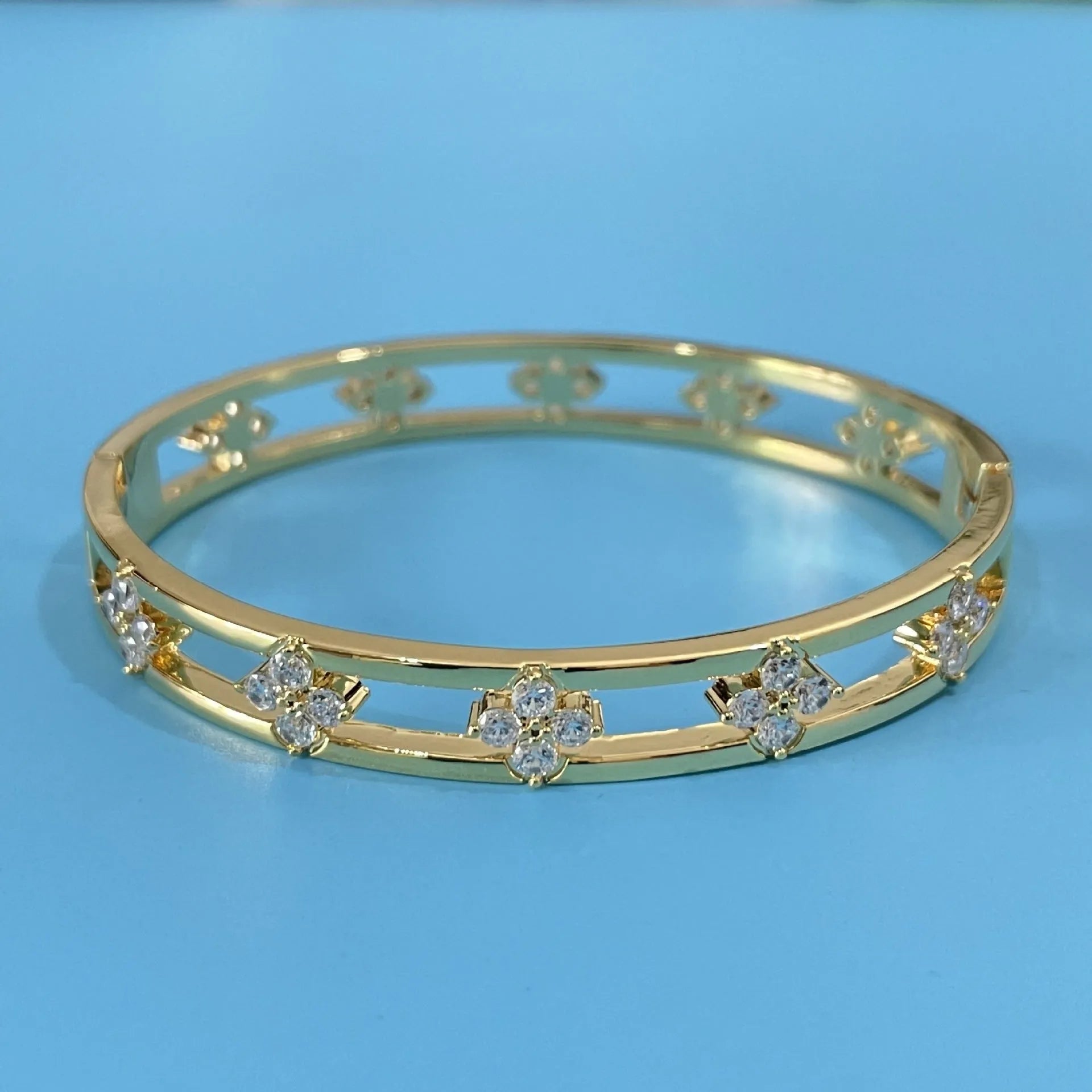 Women's hollow bracelet with four-leaf clover design and zircon stones in gold or silver finish