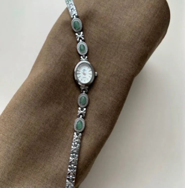 Ladies quartz watch with green jade silver finish and white dial face