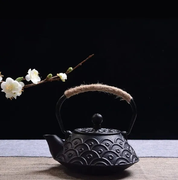 Cast iron teapot with Japanese-style decorative pattern and 0.9-litre capacity for brewing tea